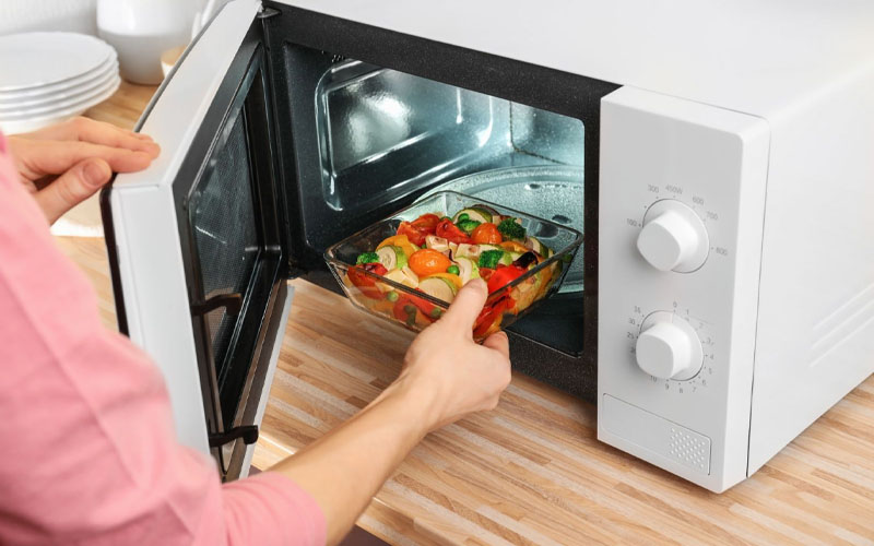 7 Foods that Dangerous When Reheated In a Microwave Foroveta