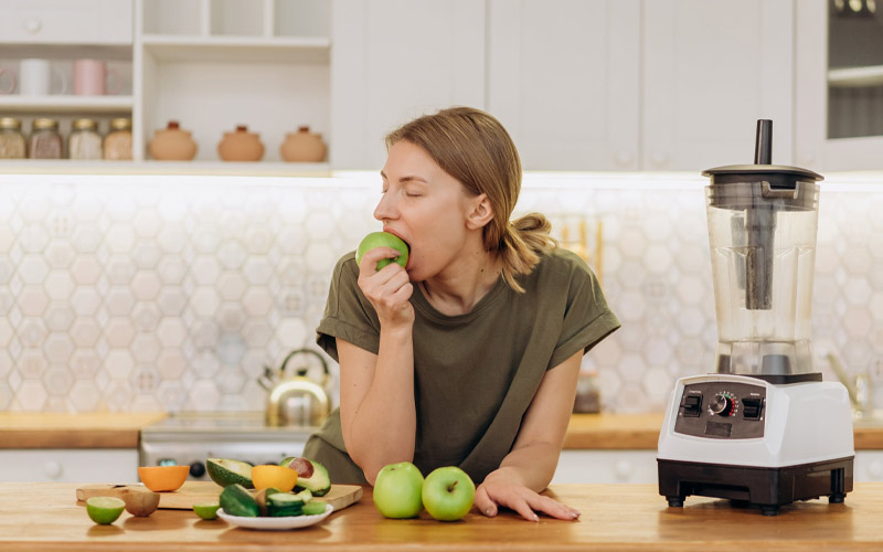 This is What Eating Too Many Apples Can Do to Your Body Foroveta